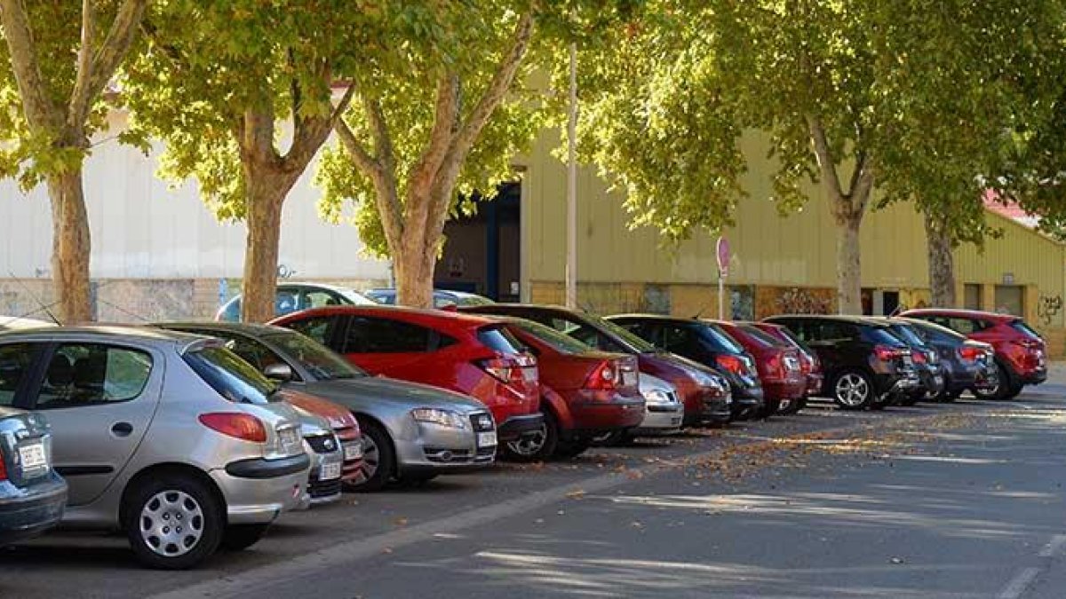 El vehículo en el que se encontró a la víctima se encontraba estacionado en la calle del Río Ebro, a escasos metros de la Casa Municipal de Cultura.-ICAL