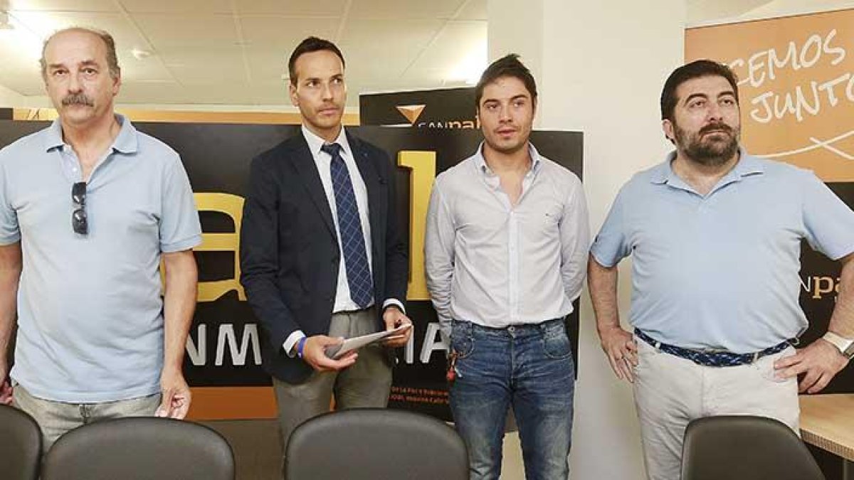 Javier Hernando, Félix Sancho, Enrique Núñez y Javier Puente, ayer, antes de la presentación del nuevo proyecto del Balonmano Burgos.-RAÚL OCHOA