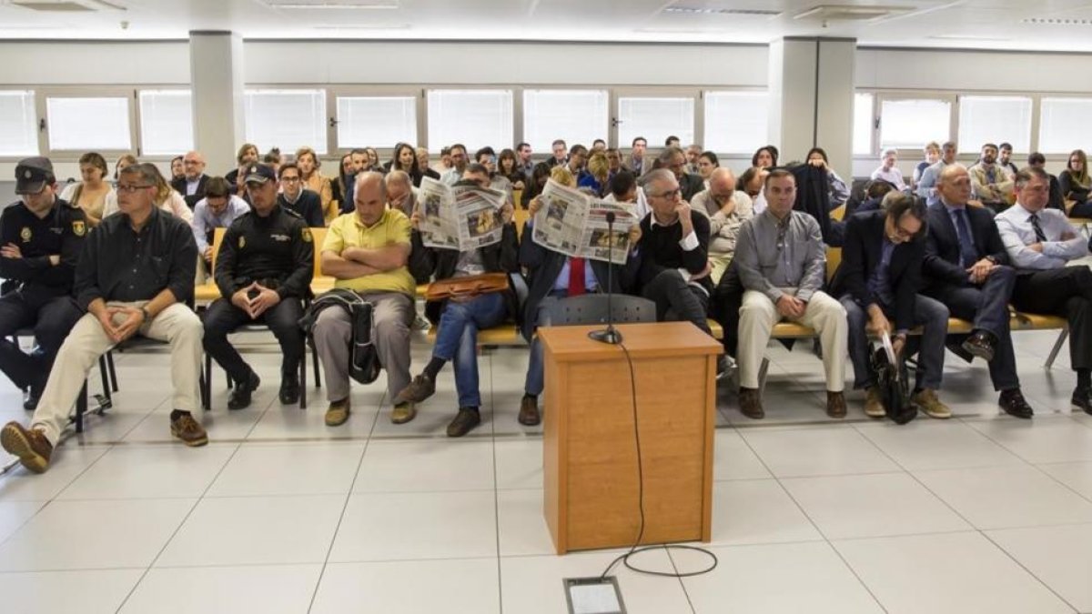 Los acusados del caso Emarsa, en el arranque del juicio, este martes en València. /-MIGUEL LORENZO