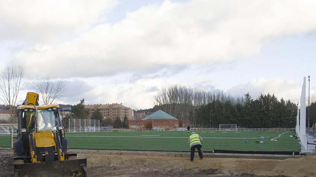 La empresa completará en los próximos días los trabajos reservados al terreno de juego y su perímetro.-ISRAEL L. MURILLO