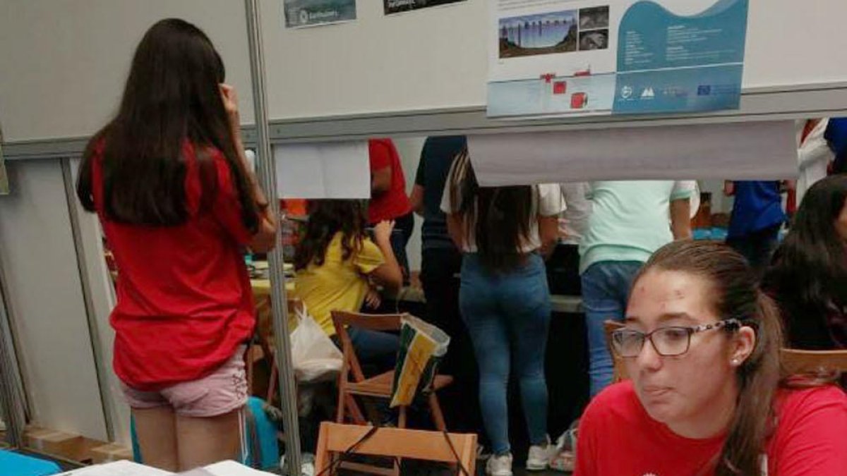 Lucía García Lado explica el proyecto a una niña en Viladecans mediante las maquetas y carteles.-ECB