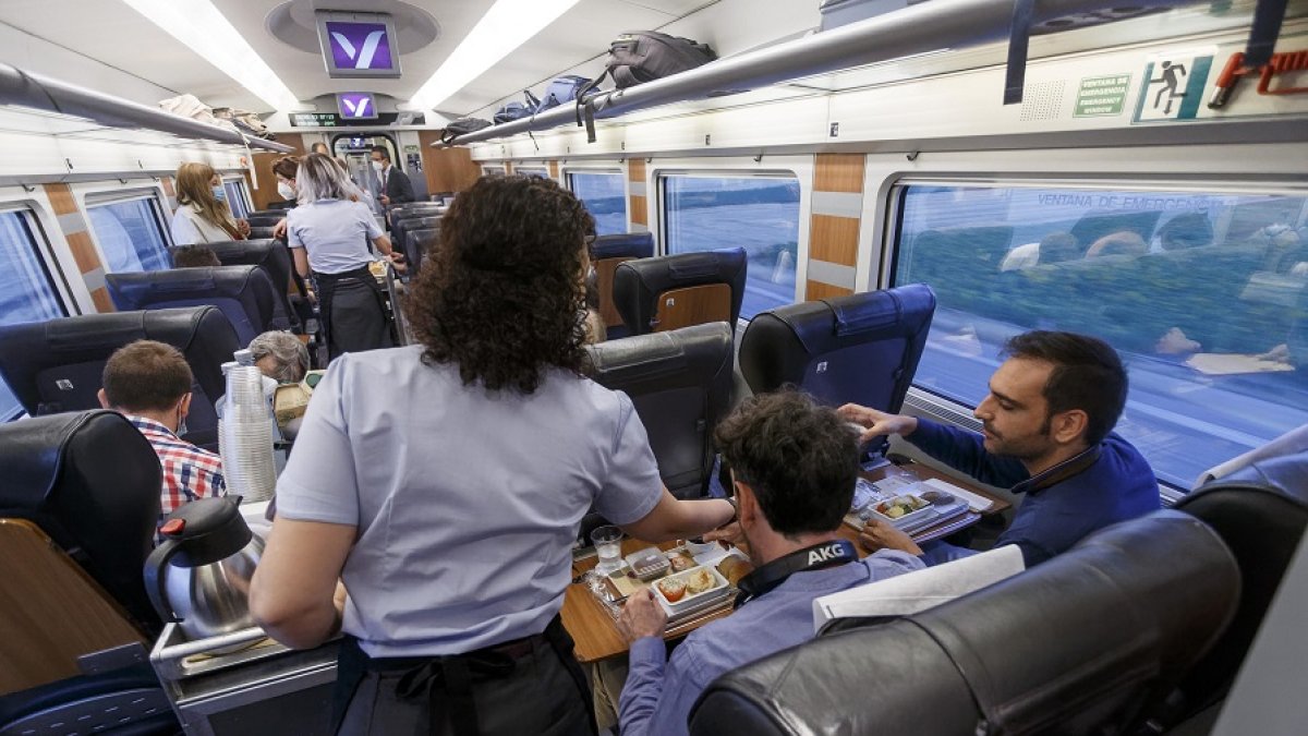 Personal de Renfe reparte el desayuno, incluido en los vagones Premium del AVE entre Burgos y Madrid. SANTI OTERO