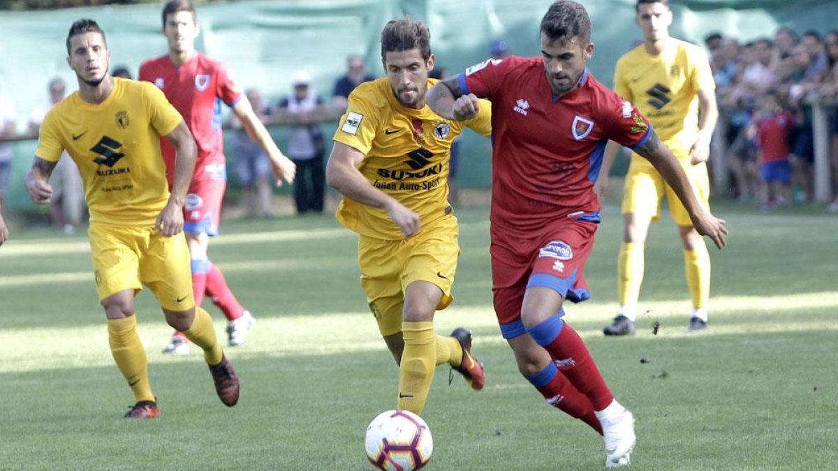 Imagen del encuentro que enfrentó ayer en Navaleno al Burgos CF y al Numancia.-LUIS ÁNGEL TEJEDOR