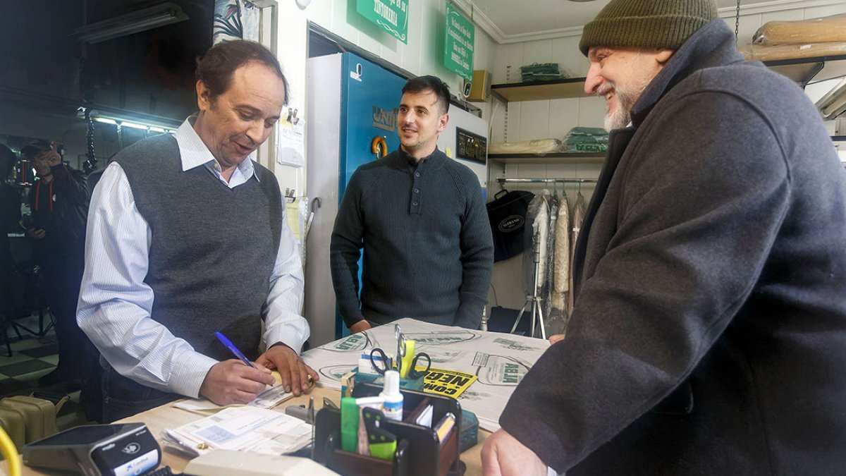 Los actores Luis Callejo (izq.) y Fernando Albizu (dcha.) junto al director David Pérez Sañudo, en el interior de la tintorería Alba de la calle Progreso. SANTI OTERO