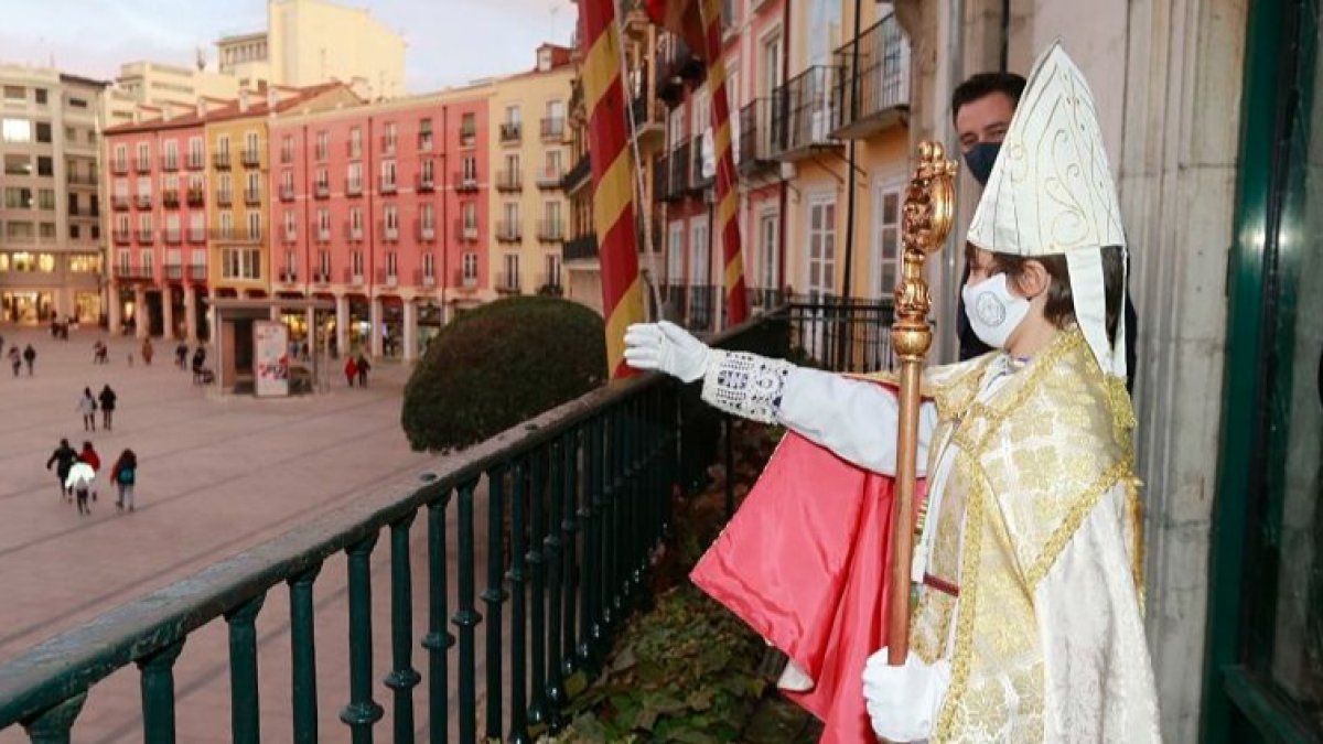 El Obispillo salió testimonialmente al balcón del Ayuntamiento acompañado del alcalde, Daniel de la Rosa. RAÚL OCHOA