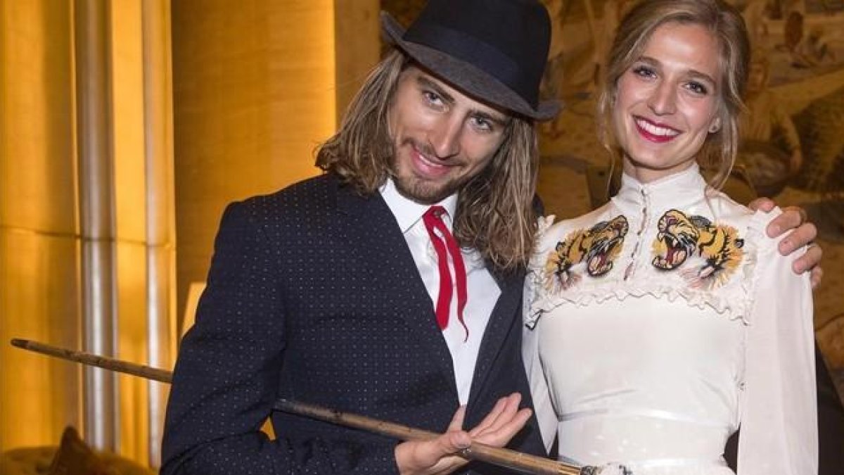 Peter Sagan acudió con su esposa vestido un tanto peculiar a la gala de la UCI-EFE / CLAUDIO PERI