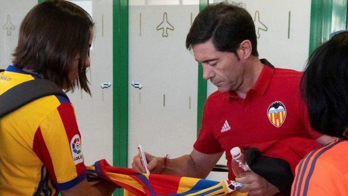Marcelino firma una camiseta antes de la final de Copa.-