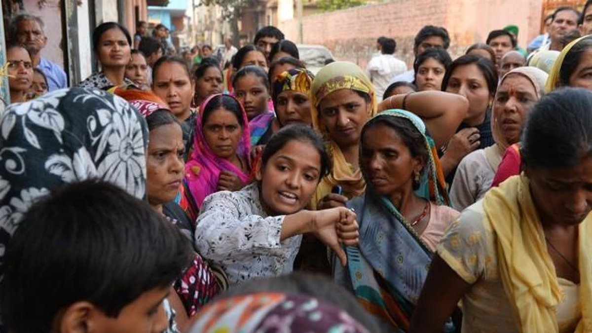 Mujeres indias protestan ante la casa de la familia de una de las menores violadas, en Nueva Deli, este sábado.-AFP / CHANDAN KHANA