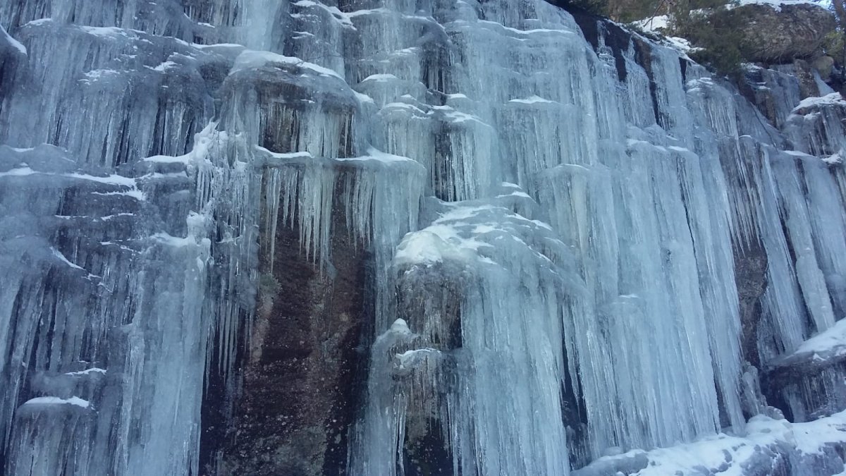 La cortina de hielo de la cueva de Covarnantes en Burgos. AURELIO ANDRÉS