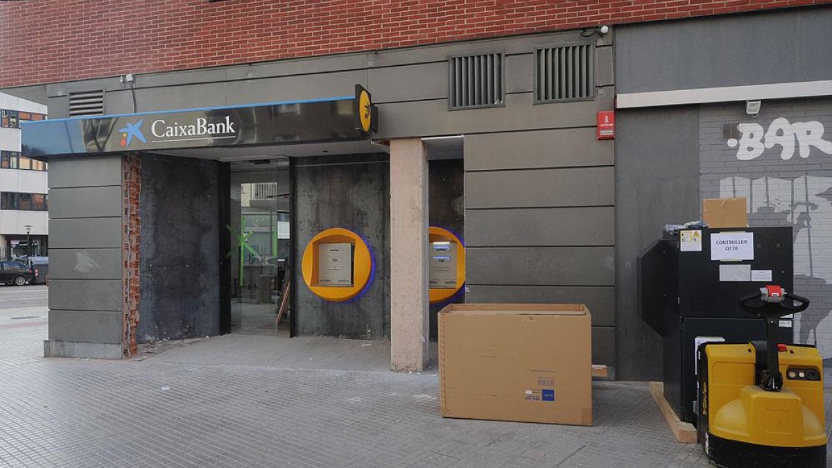 Imagen de la oficina de Caixabank que se transformará en un ‘Store’.-SANTI OTERO