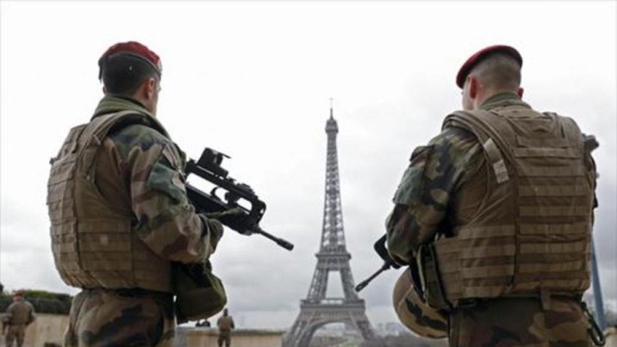 Militares franceses patrullan cerca de la torre Eiffel, en París.-REUTERS / PHILIPPE WOJAZER