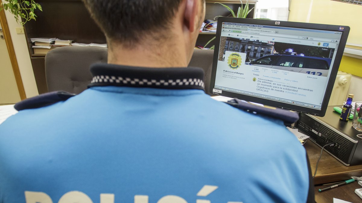 Un agente revisa la cuenta de Twitter de Policía Local. ECB