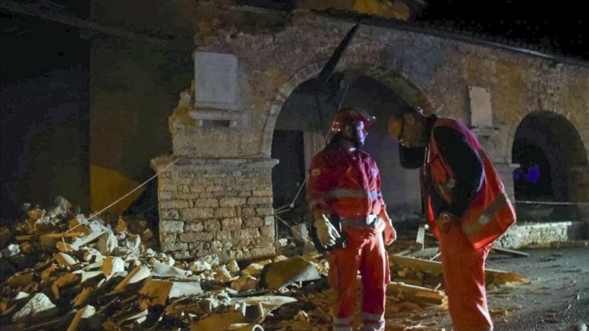 Equipos de rescate en la localidad italiana de Visso, en el centro del país, el pasado día 26.-ANSA
