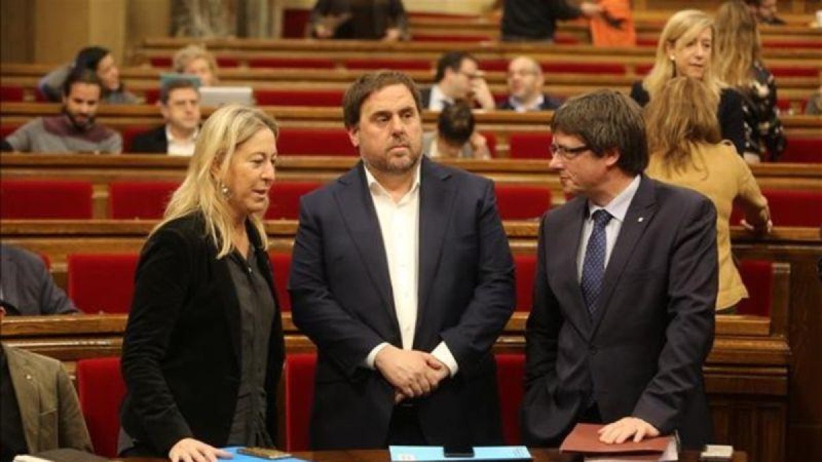 Oriol Junqueras, en el centro, junto a Neus Munté y Carles Puigdemont en el Parlament.-