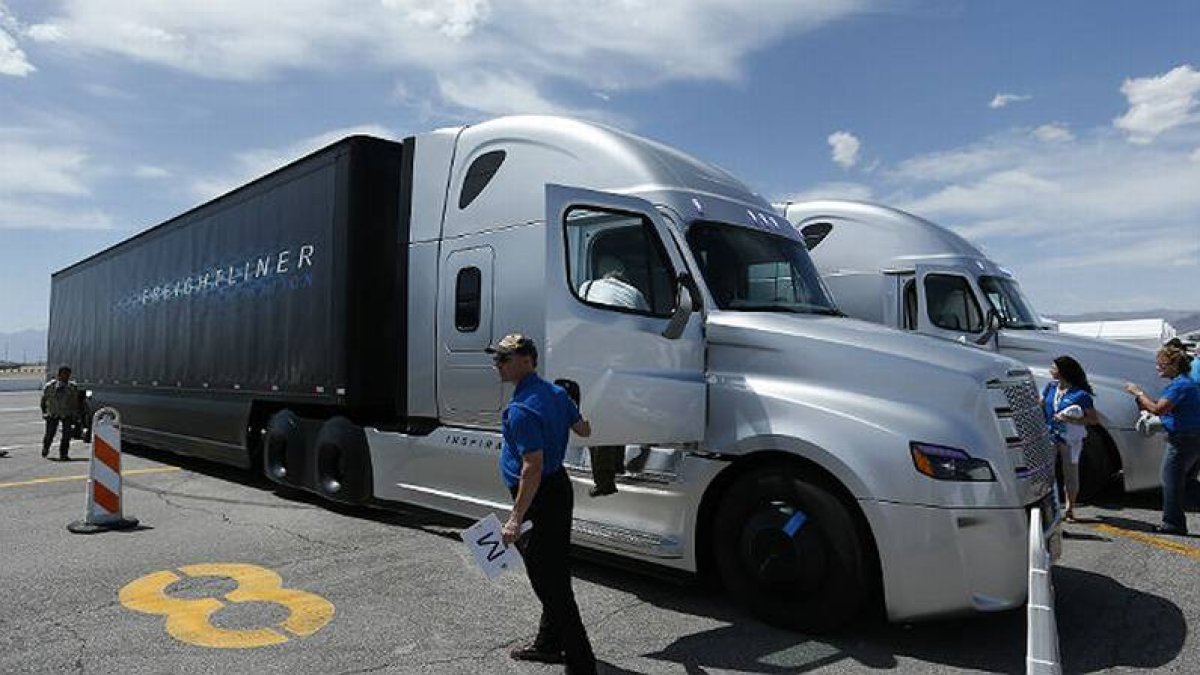 La empresa Daimler prueba ya en las carreteras de Nevada su prototipo de camiones que no necesitan chóferes.-Foto: AP/ JOHN LOCHER