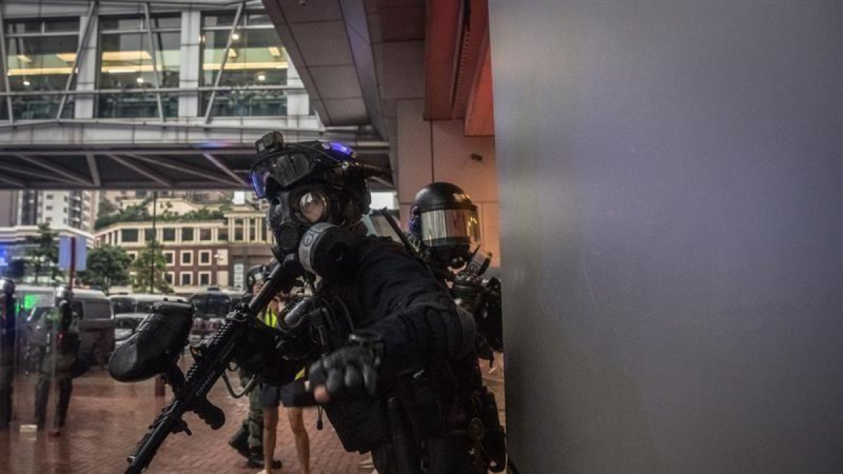Policía durante las protestas de Hong Kong.-EFE