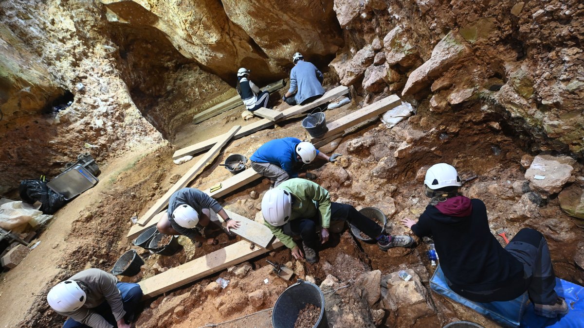 Trabajos en Sima del Elefante donde han traspasado la frontera de 1,4 millones de años. SANTI OTERO