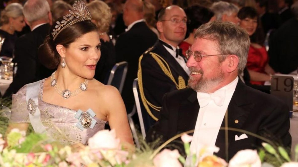 La princesa Victoria, en la cena, sentada junto al premio Nobel de Física John Michael Kosterlitz.-AFP / SOREN ANDERSSON