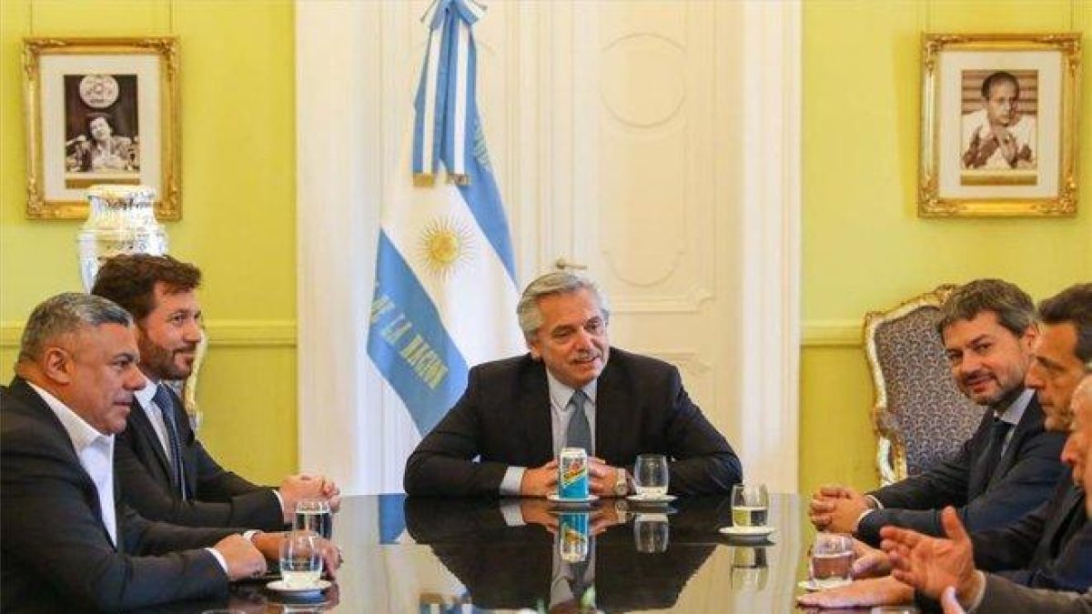 El presidente de Argentina, Alberto Fernández con parte de su gabinete.-EFE