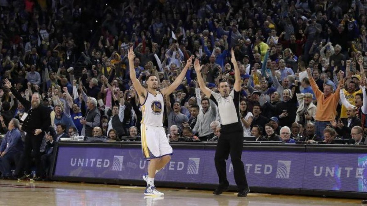 Klay Thompson celebra una canasta.-EFE / JOHN G MABANGLO