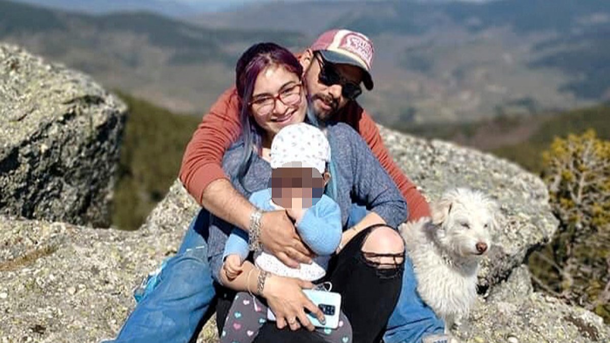 Imagen de uno de los fallecidos en Gonvarri, junto a su mujer e hijo, difundida por sus familiares. ECB