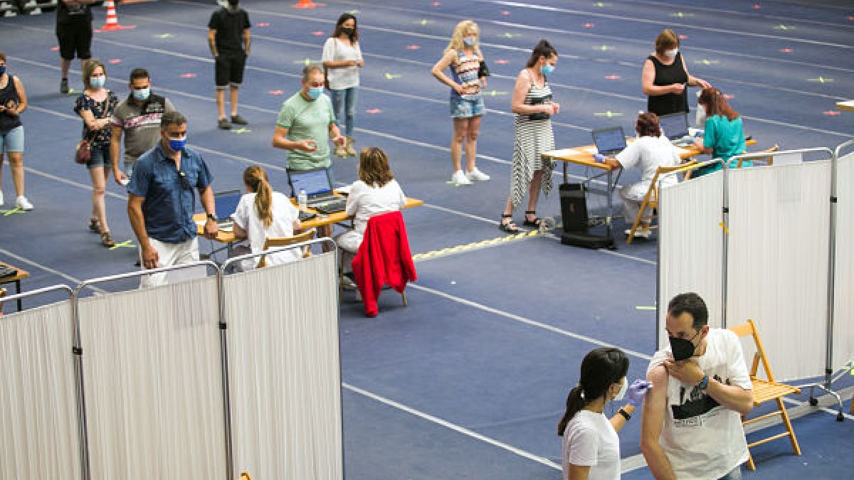 Vacunación en el polideportivo de la UBU. TOMÁS ALONSO