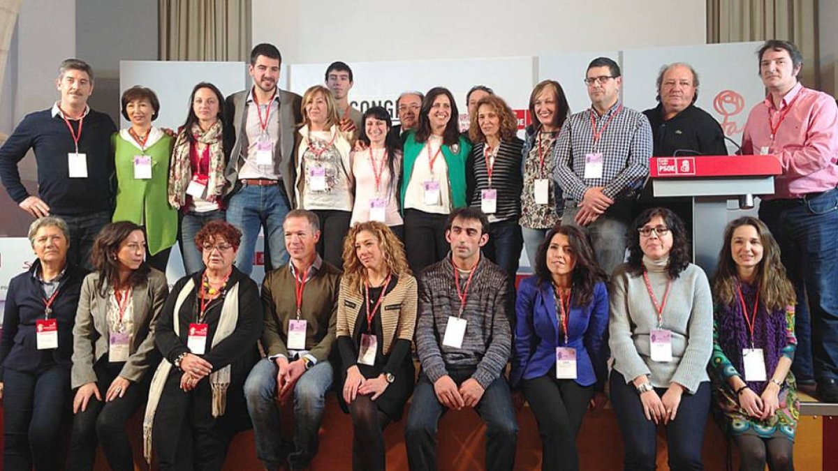 Imagen de los integrantes de la nueva Ejecutiva provincial del PSOE con su secretaria Ester Peña en el centro.-R.G.O.