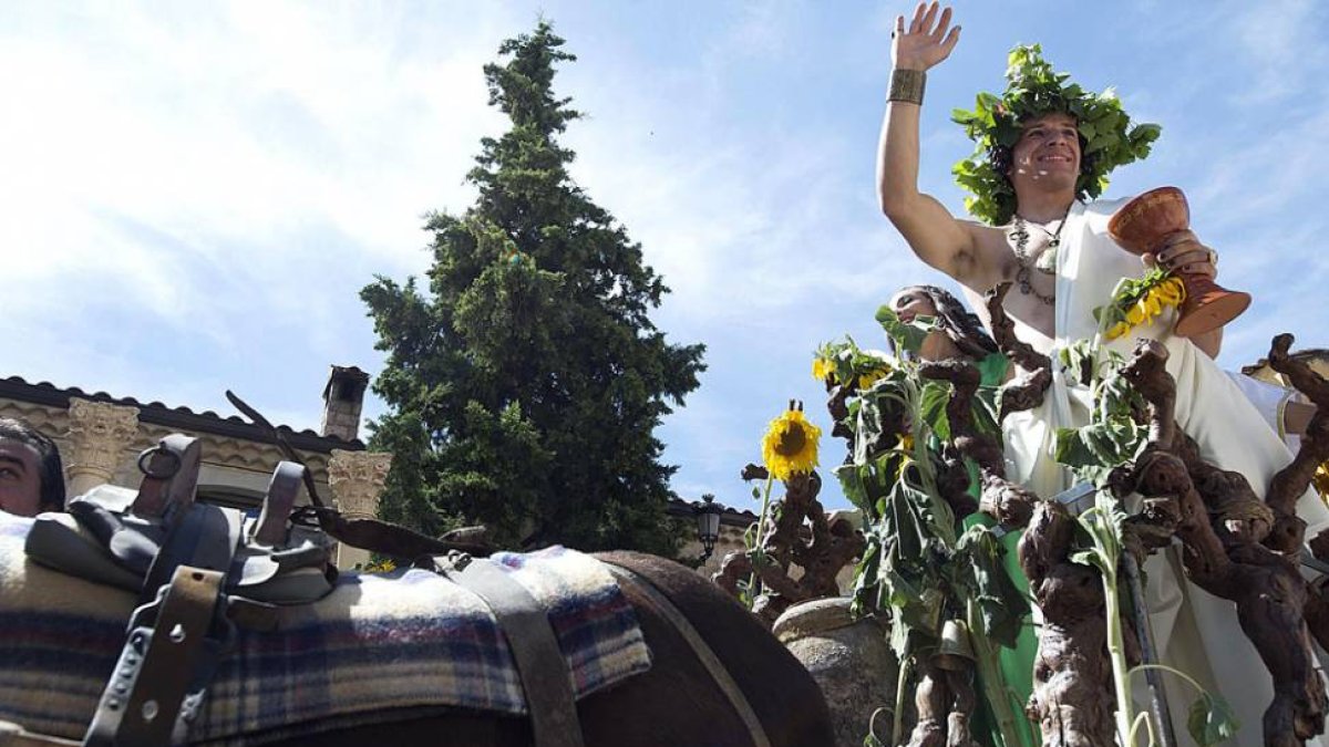El Dios Baco, protagonista de la fiesta, saluda a vecinos y visitantes.-RICARDO ORDÓÑEZ