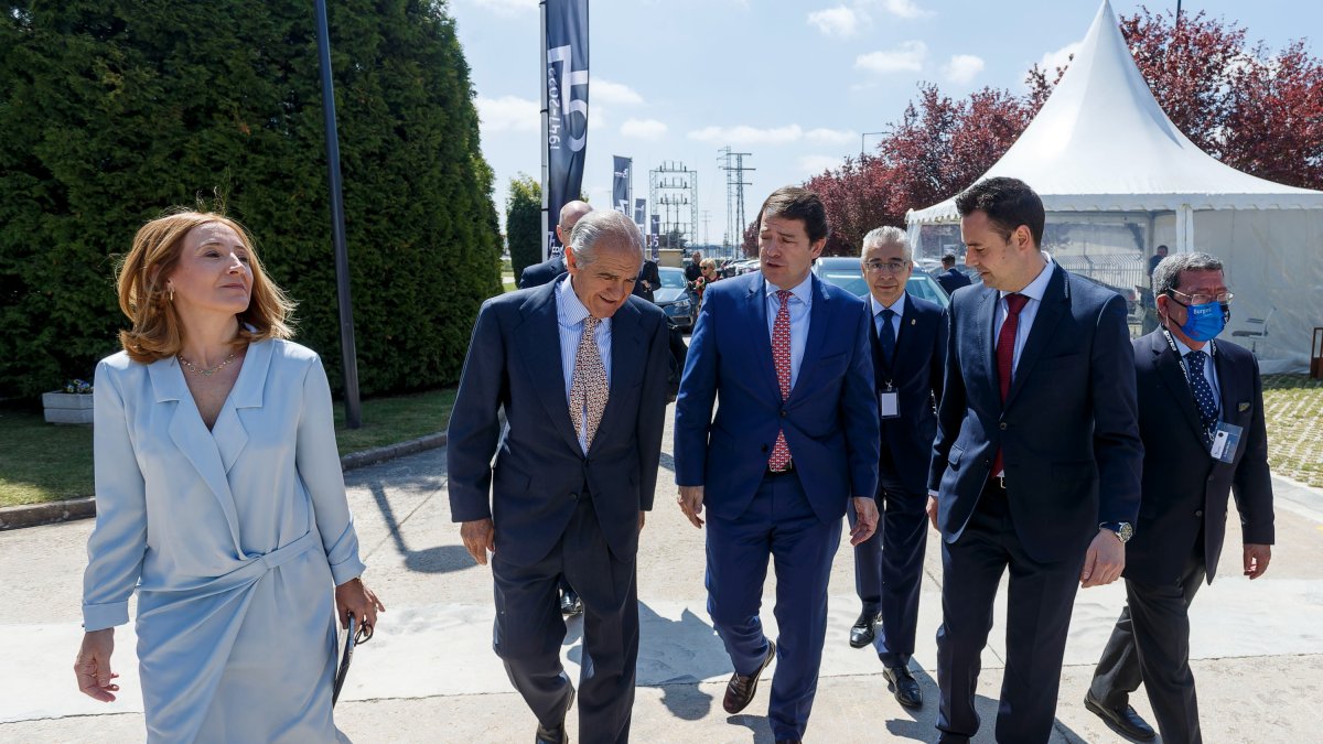 Carmen Pinto, José Ignacio Nicolás Correa, Alfonso Fernández Mañueco y Daniel de la Rosa se dirigen a la carpa de la celebración. SANTI OTERO