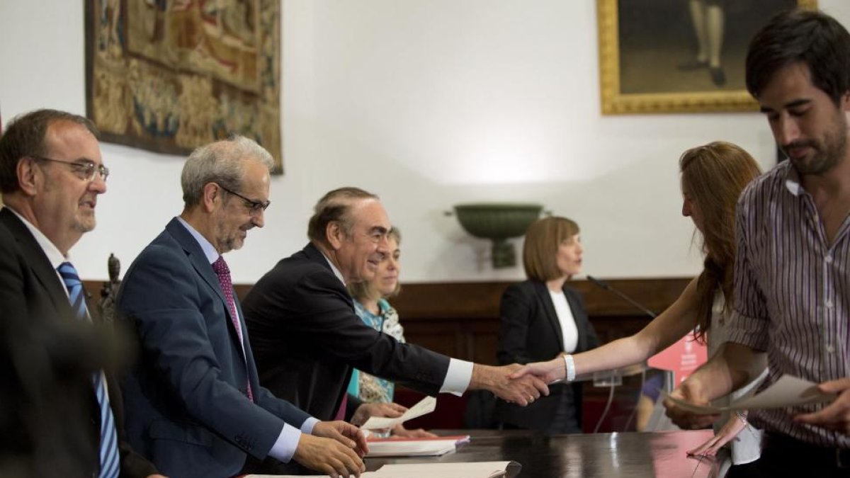 El consejero de Educación, Fernando Rey (I) y el director general de Banco Santander, José Antonio Villasante (D), asisten al acto de entrega de las Becas Internacionales que conceden la Universidad de Salamanca y el Banco Santander.-ICAL