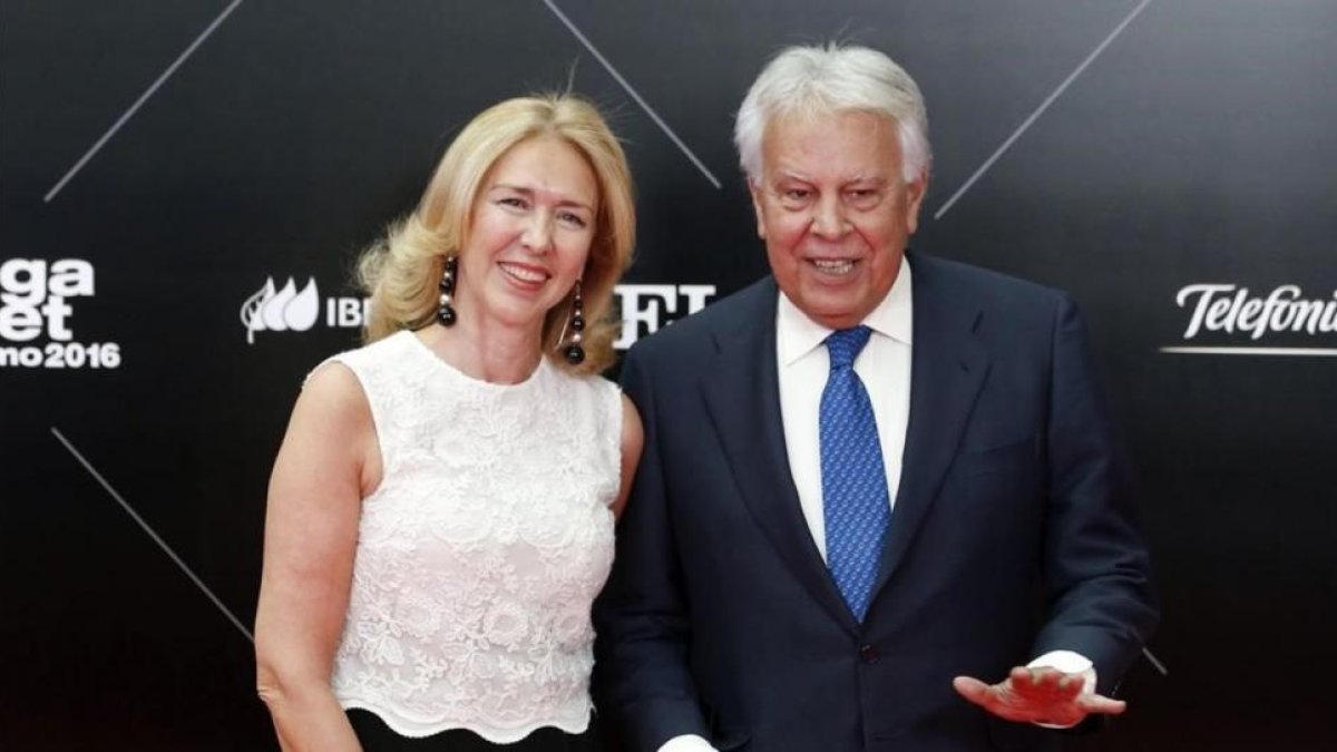Felipe González y Mar García Vaquero, este jueves, a su llegada a la cena para celebrar el 40º aniversario del diario 'El País'.-EFE / JAVIER LIZÓN