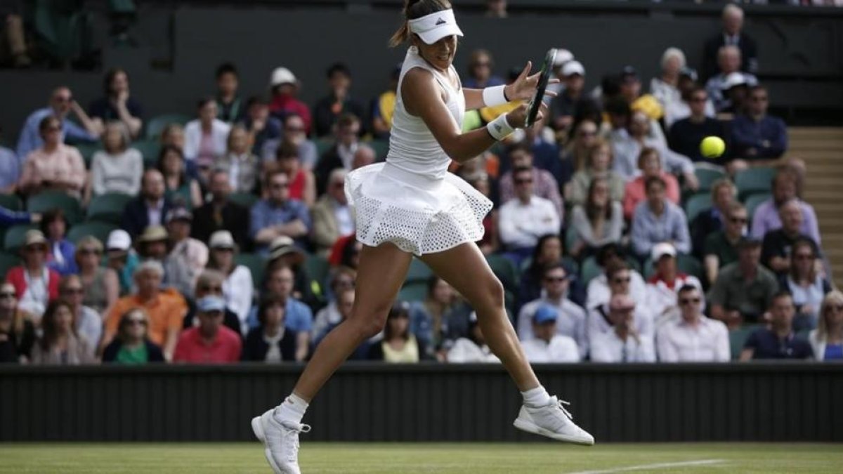 Muguruza ejecuta un golpe de derecha en su partido ante la italiana Giorgi.-AFP / ADRIAN DENNIS