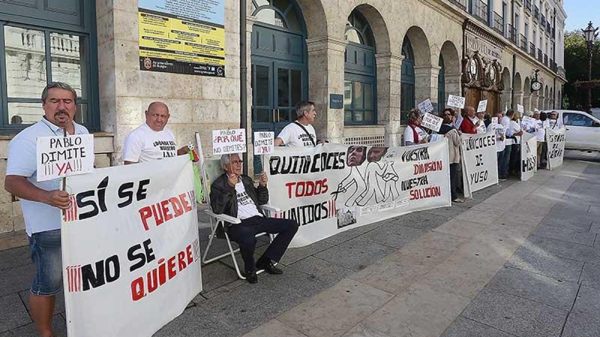 Medio centenar de vecinos se congregaron ayer a las puertas del Palacio Provincial coincidiendo con el pleno.-RAÚL G. OCHOA