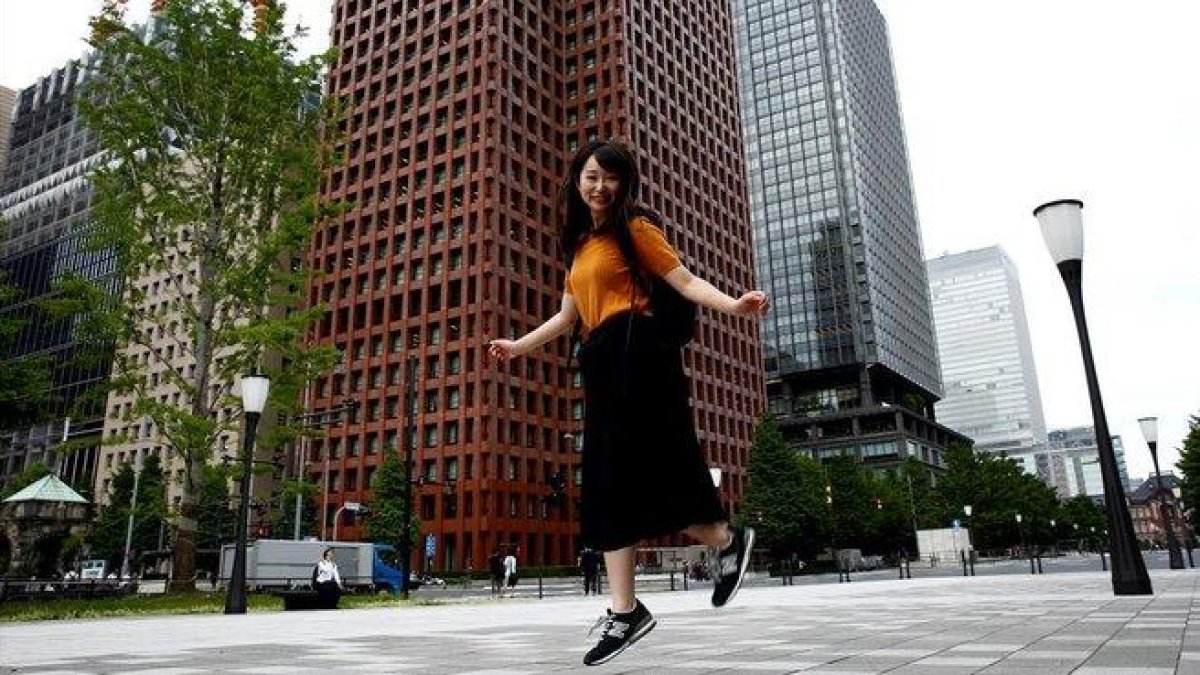 Yumi Ishikawa salta con sus zapatillas en una calle de Tokyo.-KIM KYUNG-HOON (REUTERS)