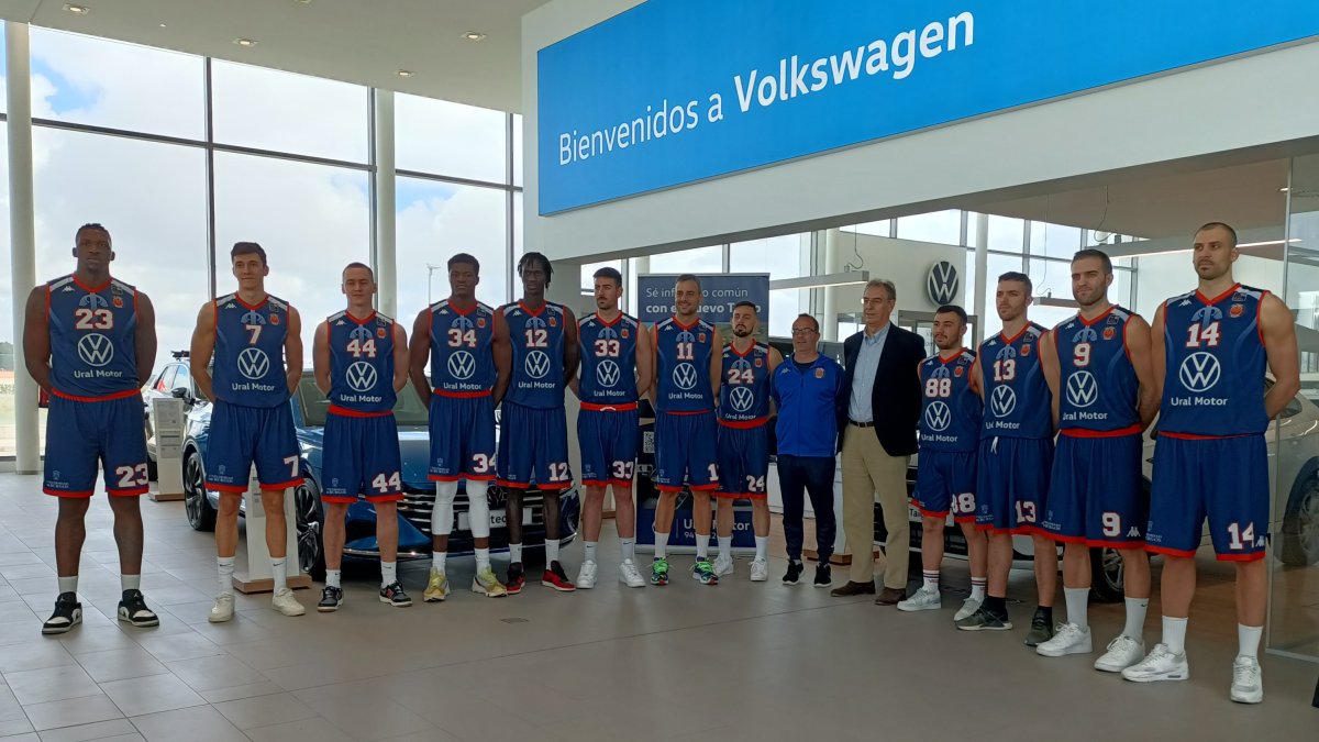 Diego Ocampo, en el centro junto al presidente Miguel Ángel Benavente, posa junto a la plantilla en las instalaciones de Ural Motor. ECB