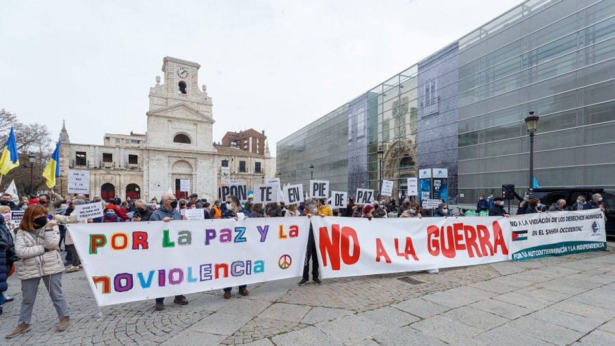 Concentración de Ciudadanía en Pie de Paz, en la plaza de San Juan, contra las guerras. SANTI OTERO