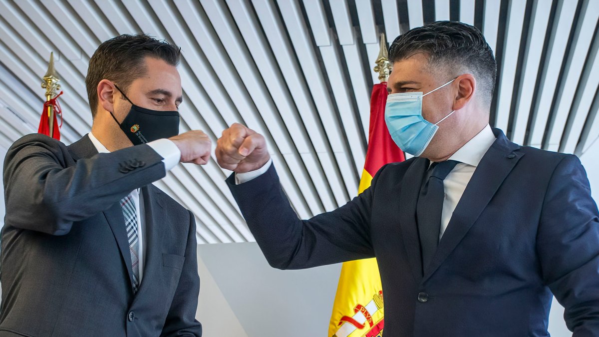 De la Rosa y Marañón, tras firmar su pacto de Gobierno. SANTI OTERO