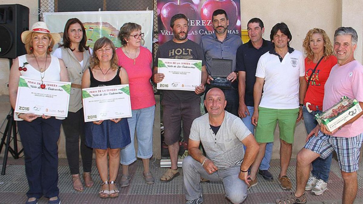 El alcalde de Salas de Bureba (de blanco y con pantalón verde) posa junto a los galardonados.-G.G.