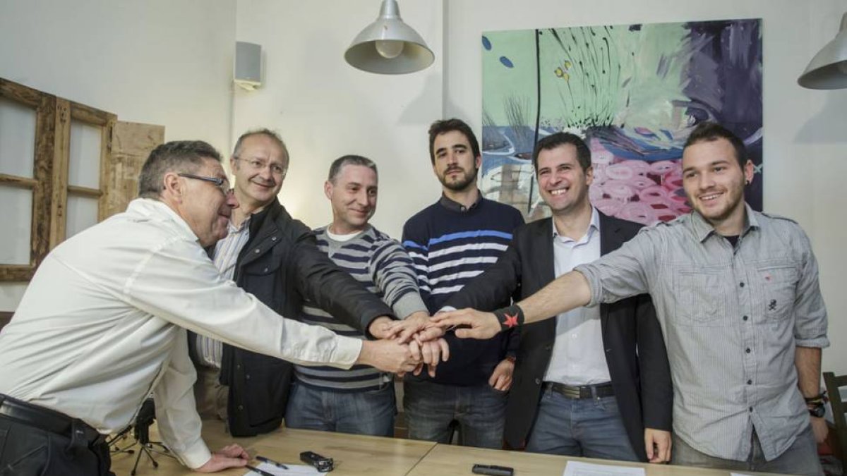 Los representantes de las formaciones políticas que abogan por el cierre de Garoña durante la firma del manifiesto.-SANTI OTERO