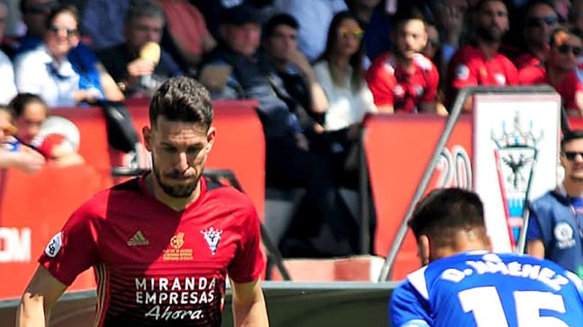Álvaro Rey se dispone a encarar a un jugador del Recreativo.-JOSÉ ESTEBAN EGURROLA