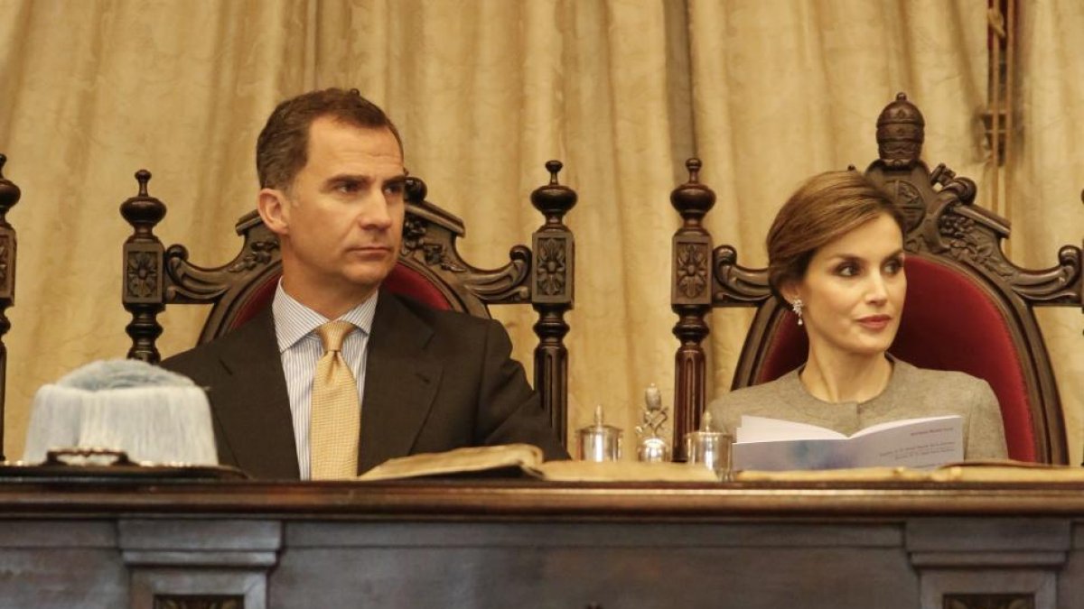 Los reyes, hace unas semanas en el acto de investidura de los doctores honoris causa por la USAL José Narro y García de la Concha.-ICAL