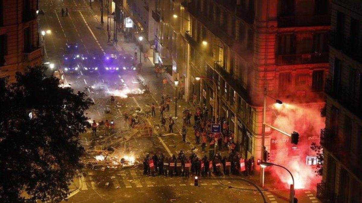 Enfrentamientos entre radicales y policías en la Via Laietana, en Barcelona.-FERRAN NADEU