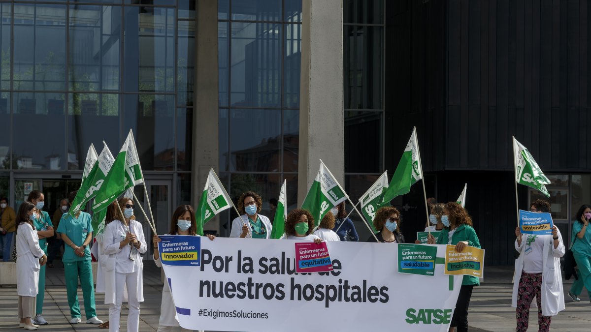 Concentración de enfermeras frente al HUBU para reivindicar las carencias en el Día Internacional de la Mujer Enfermera. SANTI OTERO