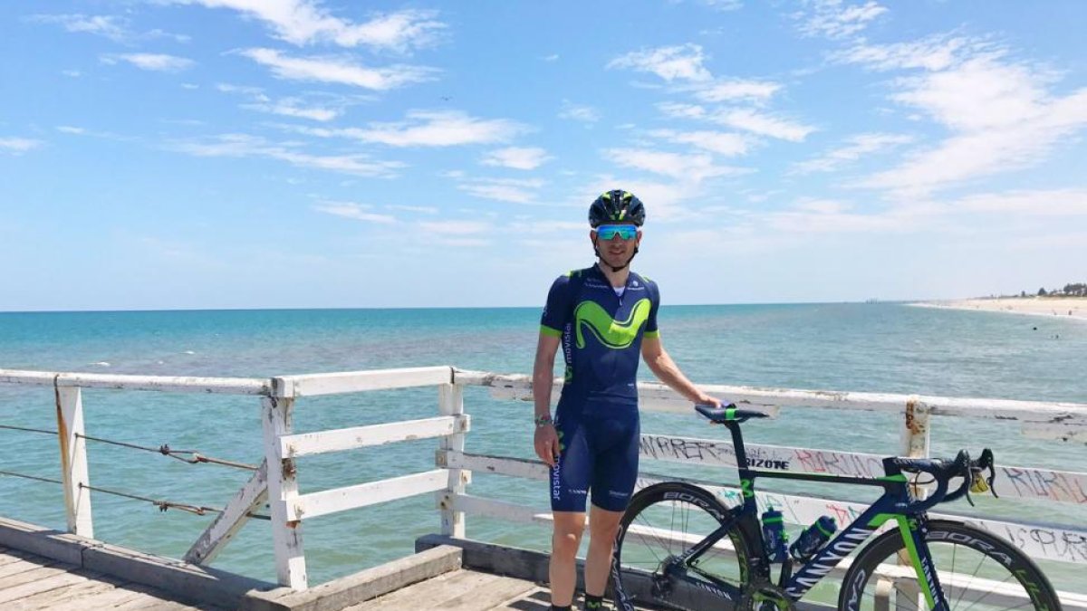 Carlos Barbero posa con la equipación del Movistar.-