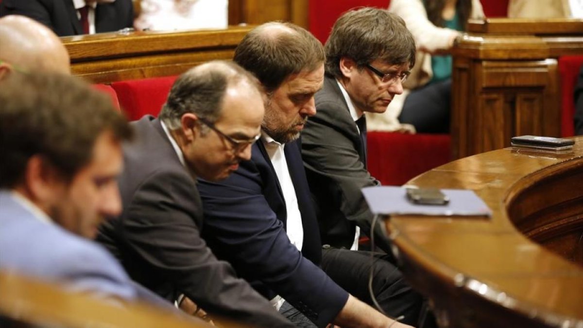 Turull, Junqueras y Puigdemont en una votación en el Paralment.-RICARD CUGAT