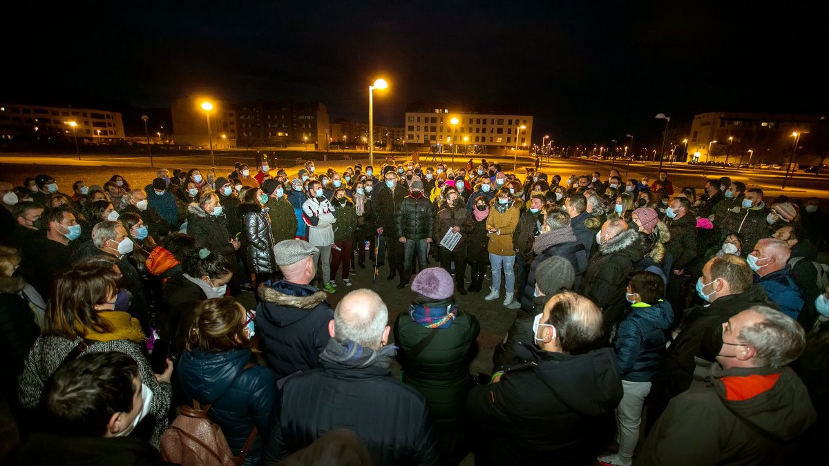 Dos centenares de vecinos se reunieron ayer en el 'parque de los ochos'.  TOMÁS ALONSO