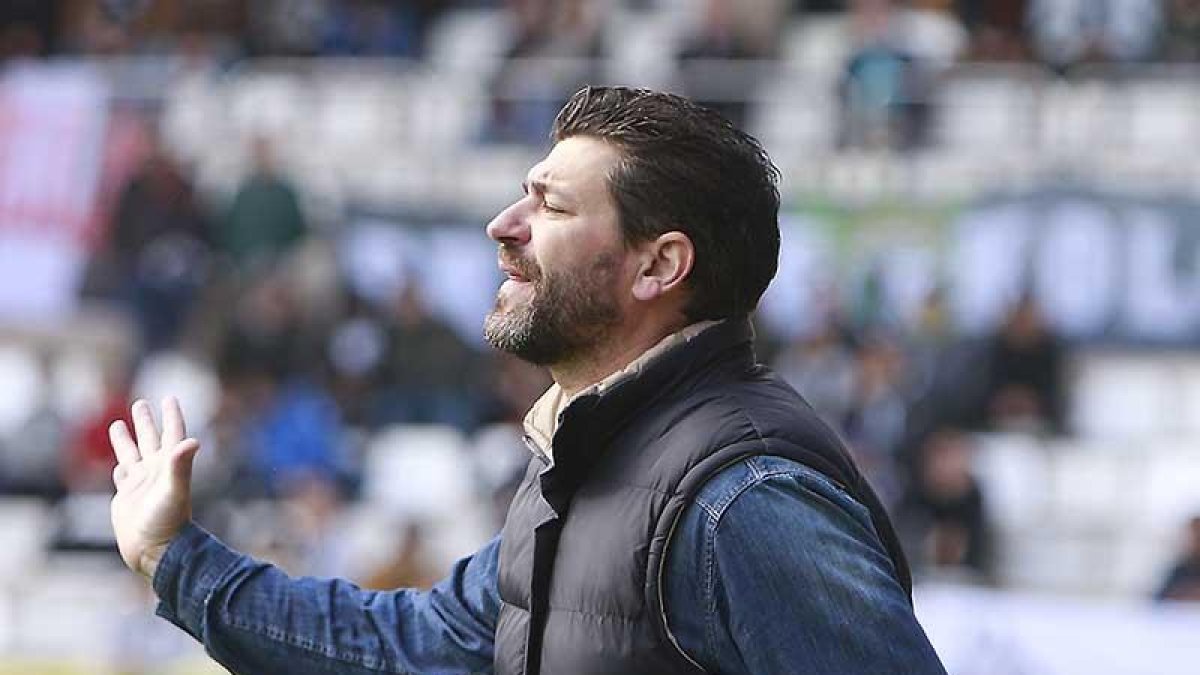 Fernando Estévez da instrucciones a sus jugadores-Raúl G. Ochoa