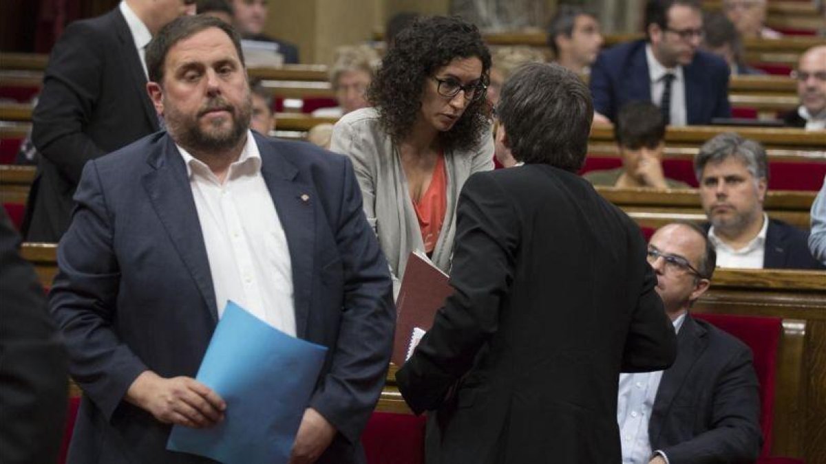 Oriol Junqueras junto a Marta Rovira y Carles Puigdemont durante una sesión de control en el Parlament.-ALBERT BERTRAN