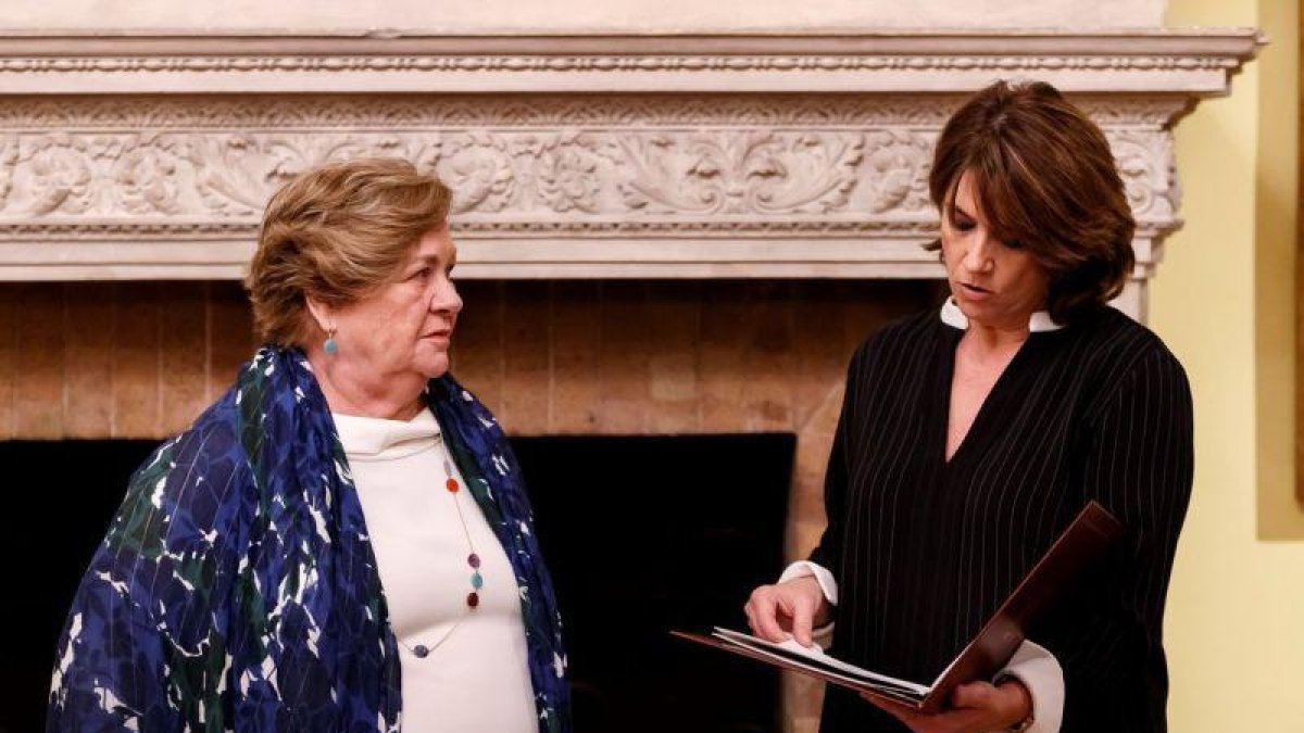 La ministra de Justicia de España, Dolores Delgado,  habla con María Lluisa Gally, nieta del presidente de la Generalitat, Lluis Companys.-EFE