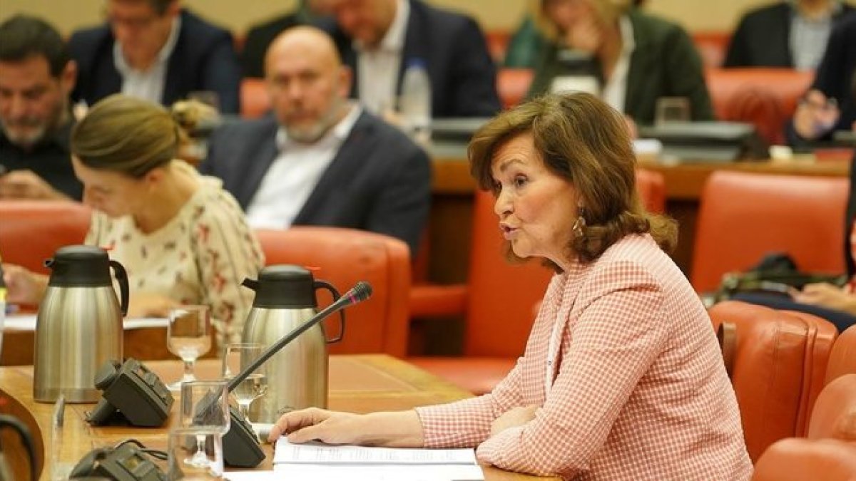 La Vicepresidenta, Carmen Calvo, en la Diputación Permanente del Congreso.-JOSÉ LUIS ROCA